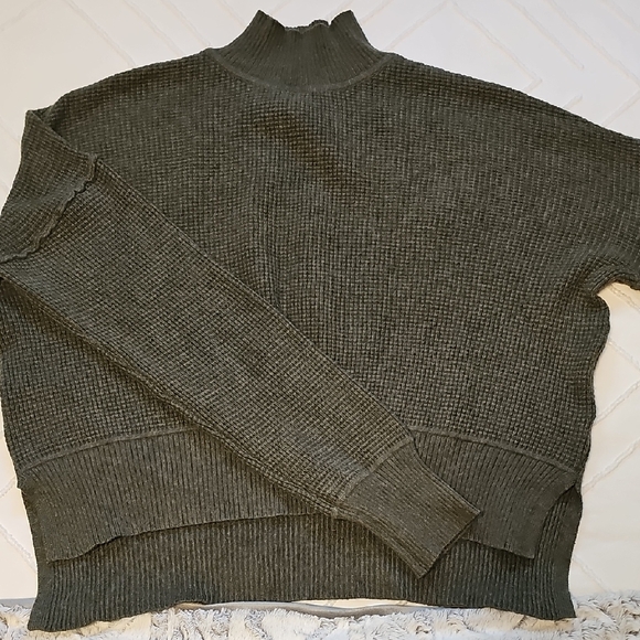 (3) NWOT Cyrus Women's Cowl & Turtlenecks Sweaters - Cream, Green, Gray - Picture 7 of 8